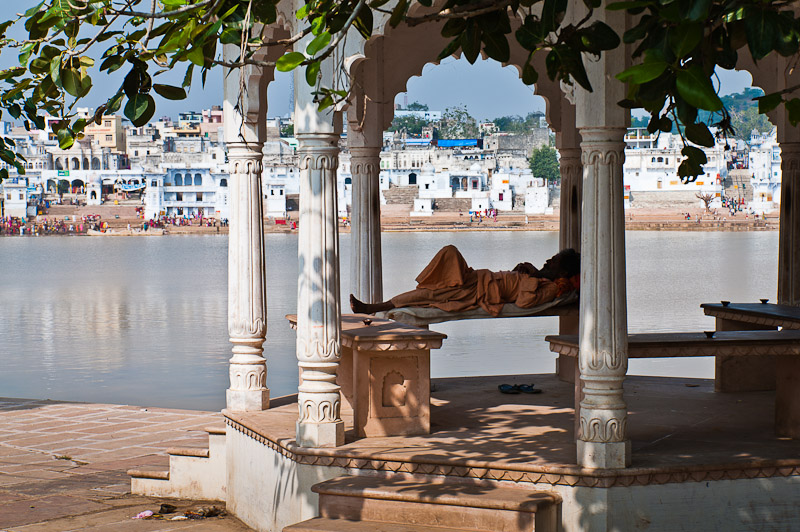 Middagdutje aan het heilige meer, Pushkar