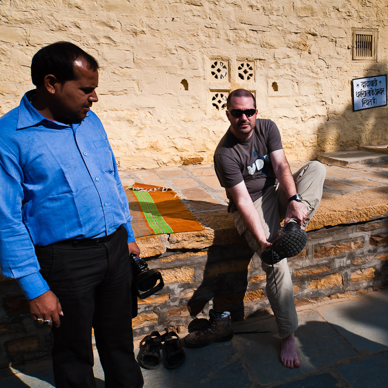 Schoenen uit voor de we Jain tempel in gaan, Lodruva