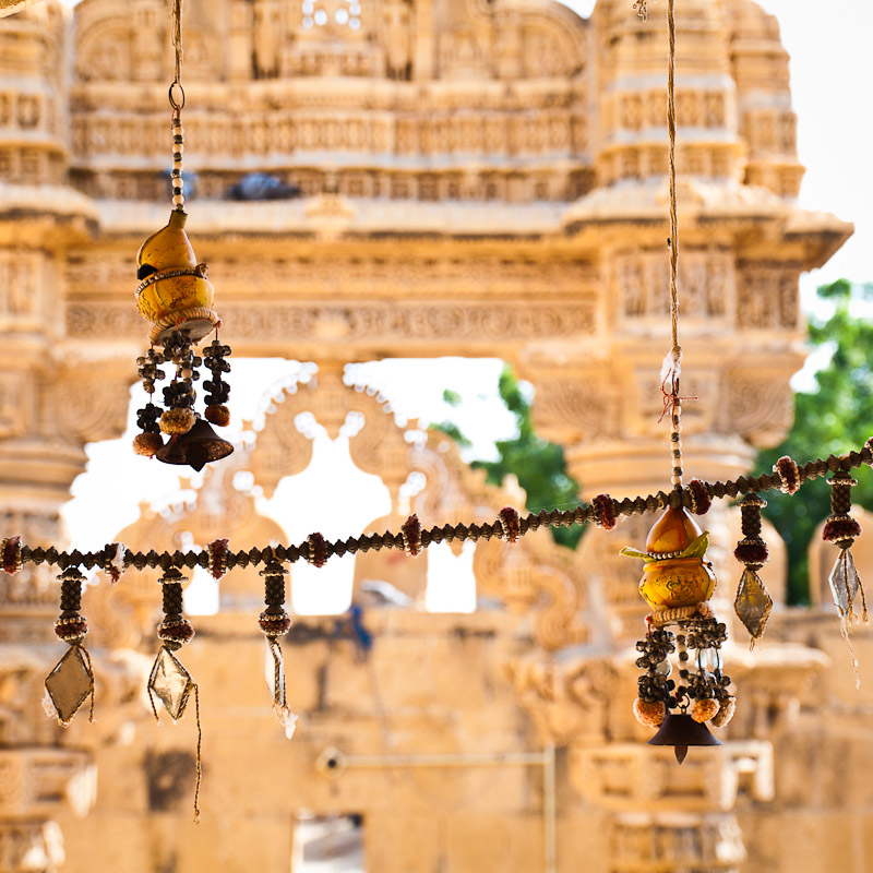 Geluksbrengers boven de ingang van de Jain tempel, Lodruva