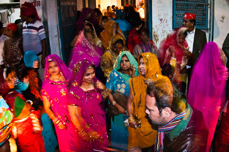 Gasten op een huwelijk verlaten de receptie, Udaipur